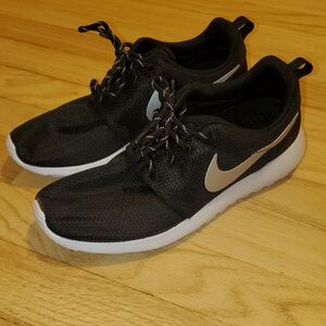 Nike Women's Black Roshe Run Sneakers Size 8.5